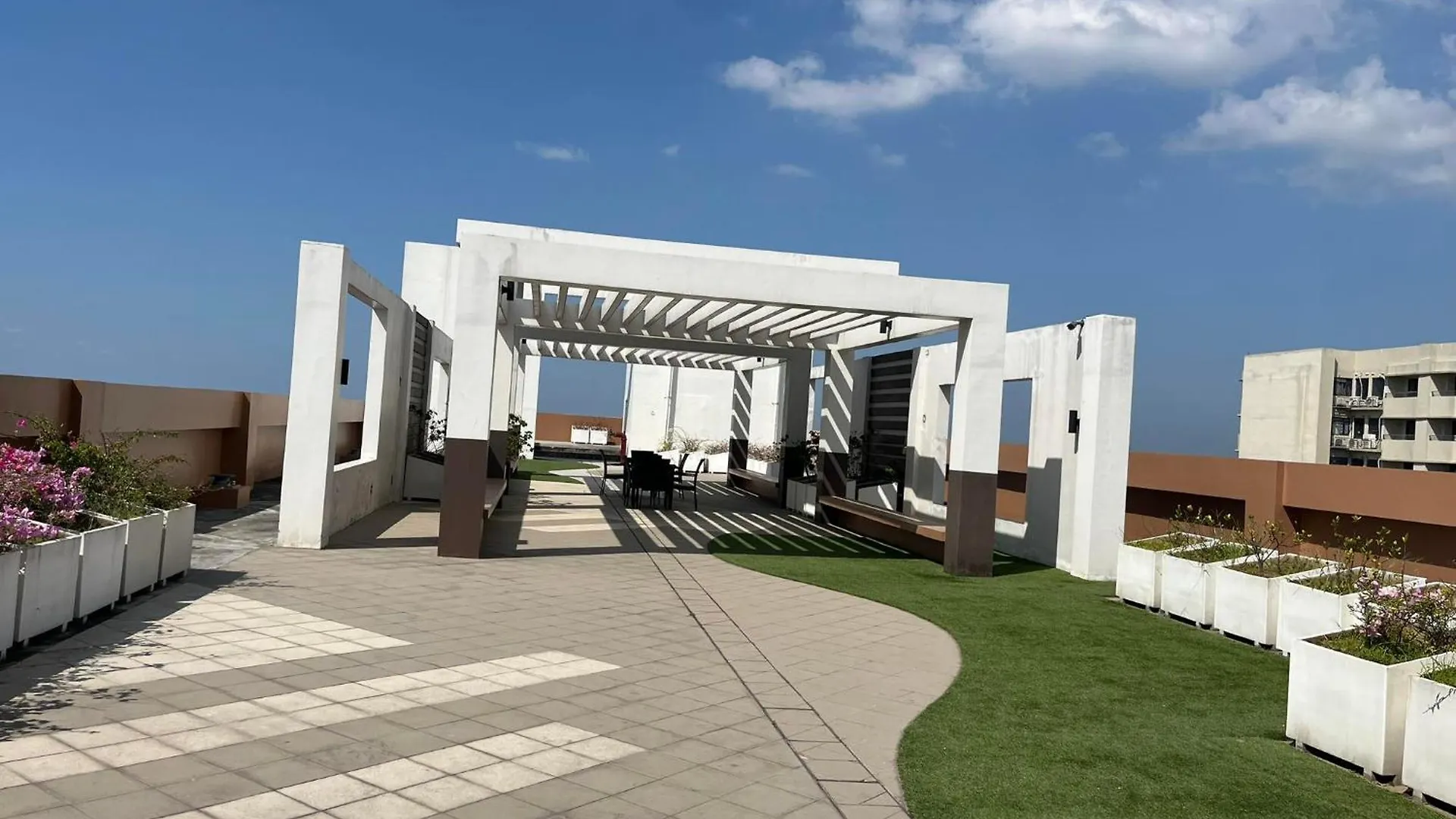 Bayfront Bliss- Pet-Friendly With Fast Wifi, Netflix & Pool Access Near Moa, Airport & Manila Bay Philippines