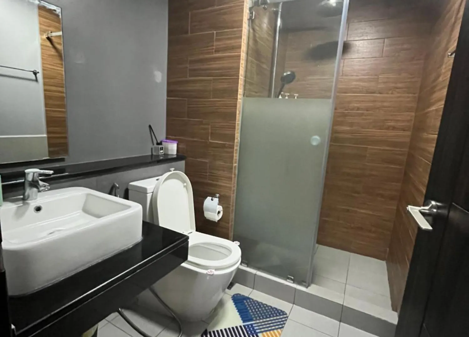 Bayfront Bliss- Pet-Friendly With Fast Wifi, Netflix & Pool Access Near Moa, Airport & Manila Bay