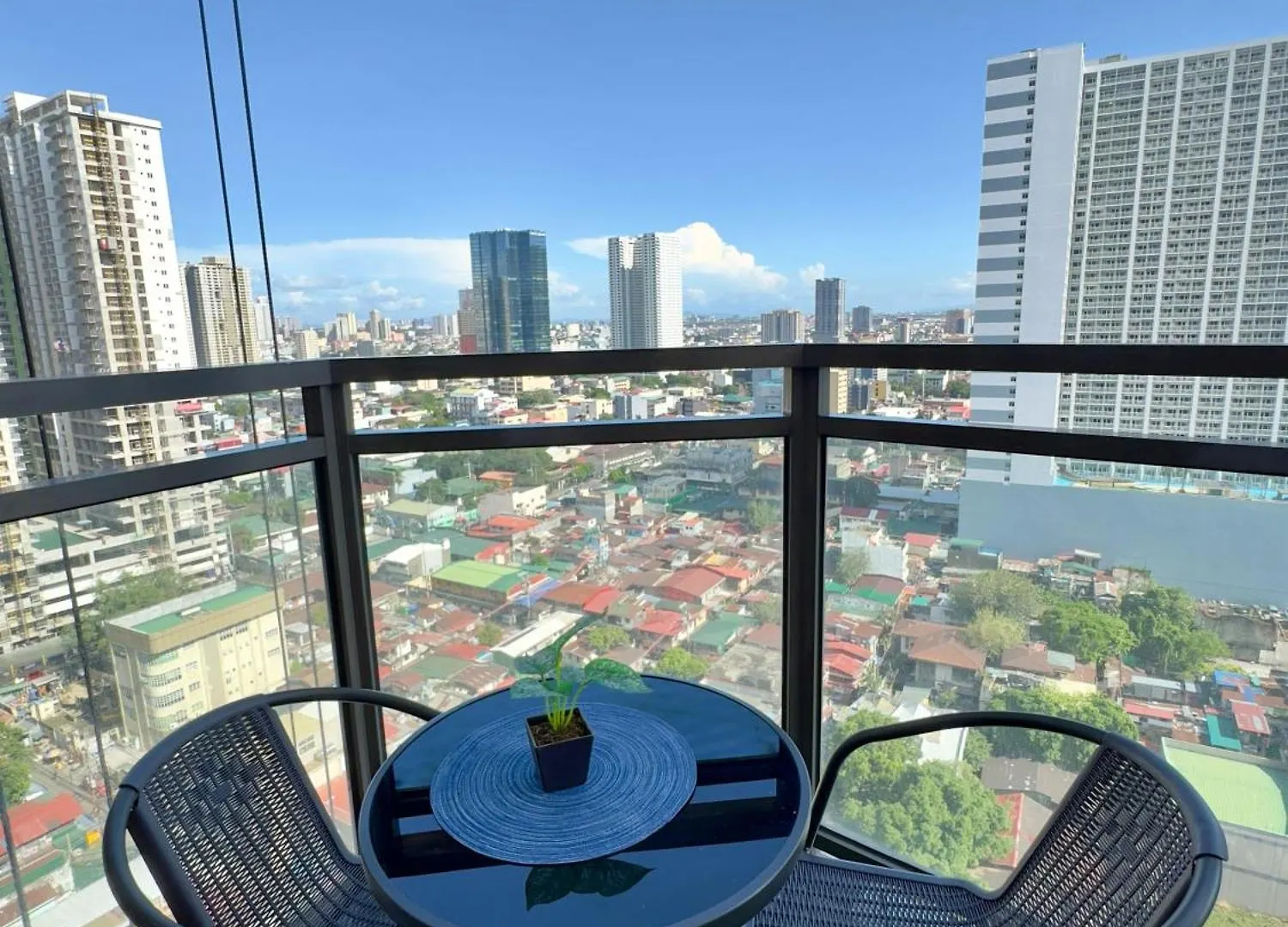 Bayfront Bliss- Pet-Friendly With Fast Wifi, Netflix & Pool Access Near Moa, Airport & Manila Bay Pasay