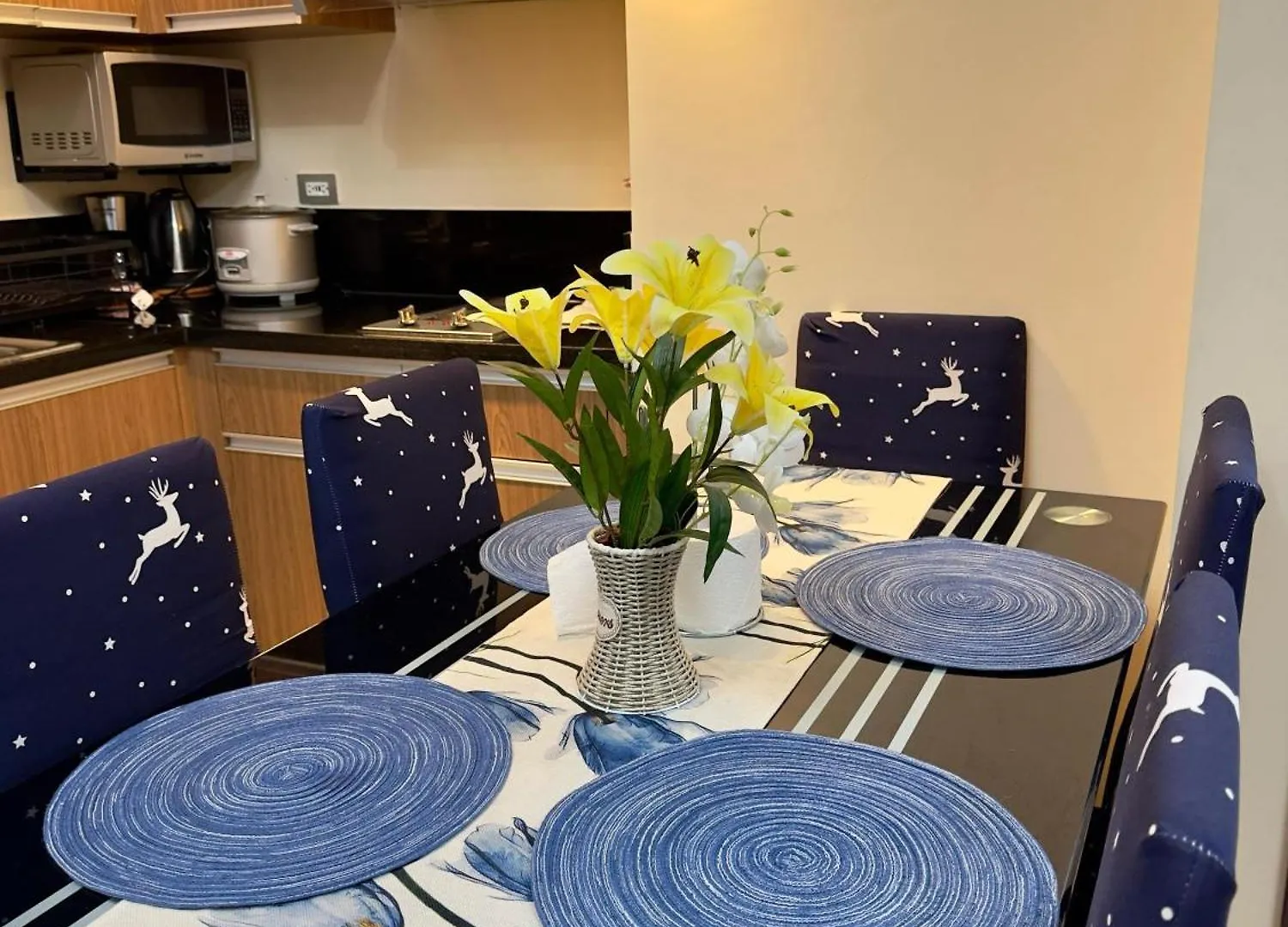 Bayfront Bliss- Pet-Friendly With Fast Wifi, Netflix & Pool Access Near Moa, Airport & Manila Bay 0*, Pasay
